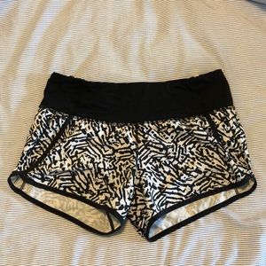 LuLu run tracker 4” shorts